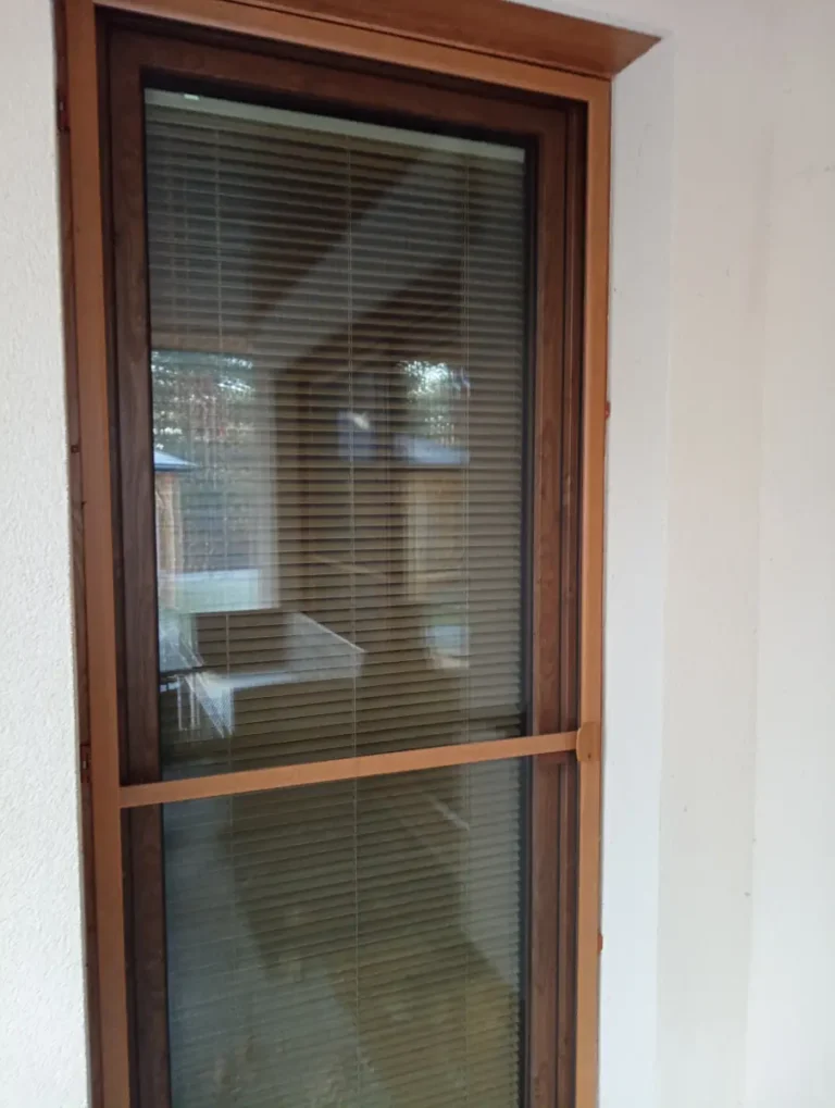 Moskitiera w oknie balkonowym - Agmart producent moskitier