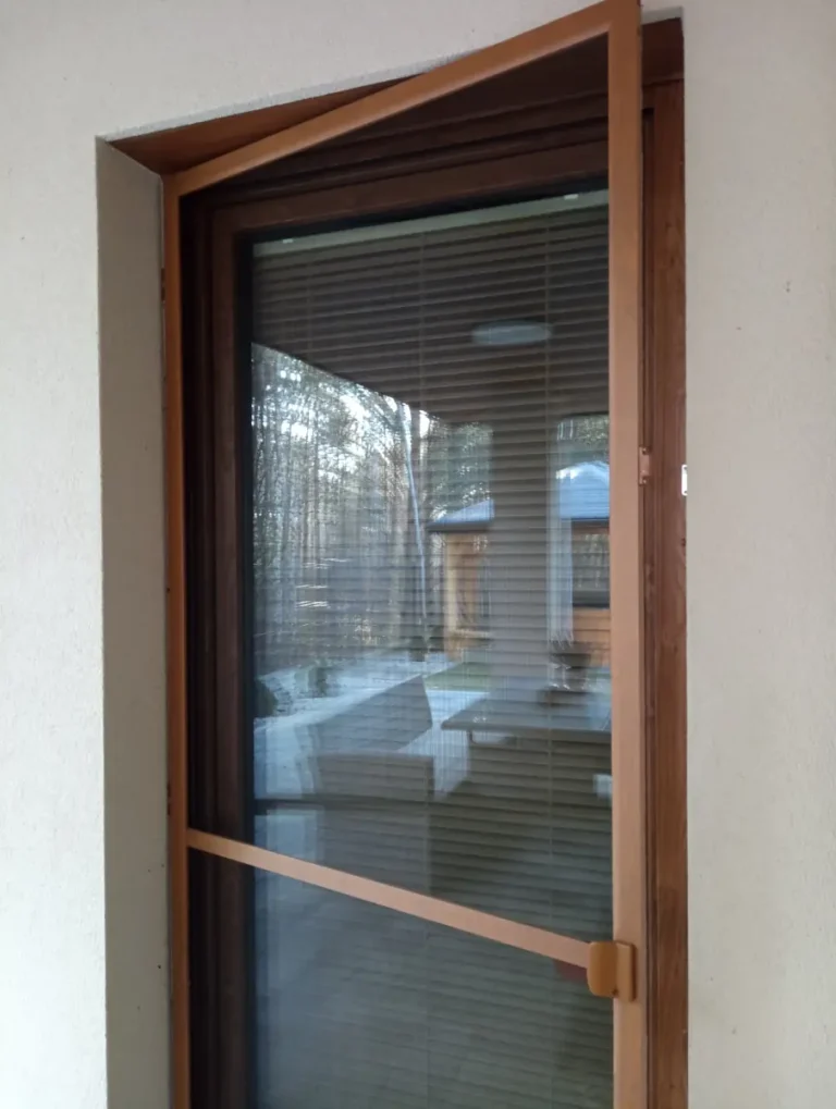 Moskitiera w oknie balkonowym - Agmart producent moskitier