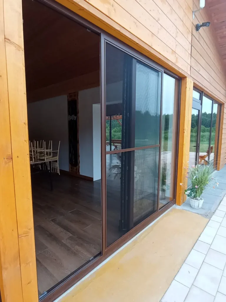 Moskitiera przesuwna w oknie tarasowym - Agmart producent moskitier