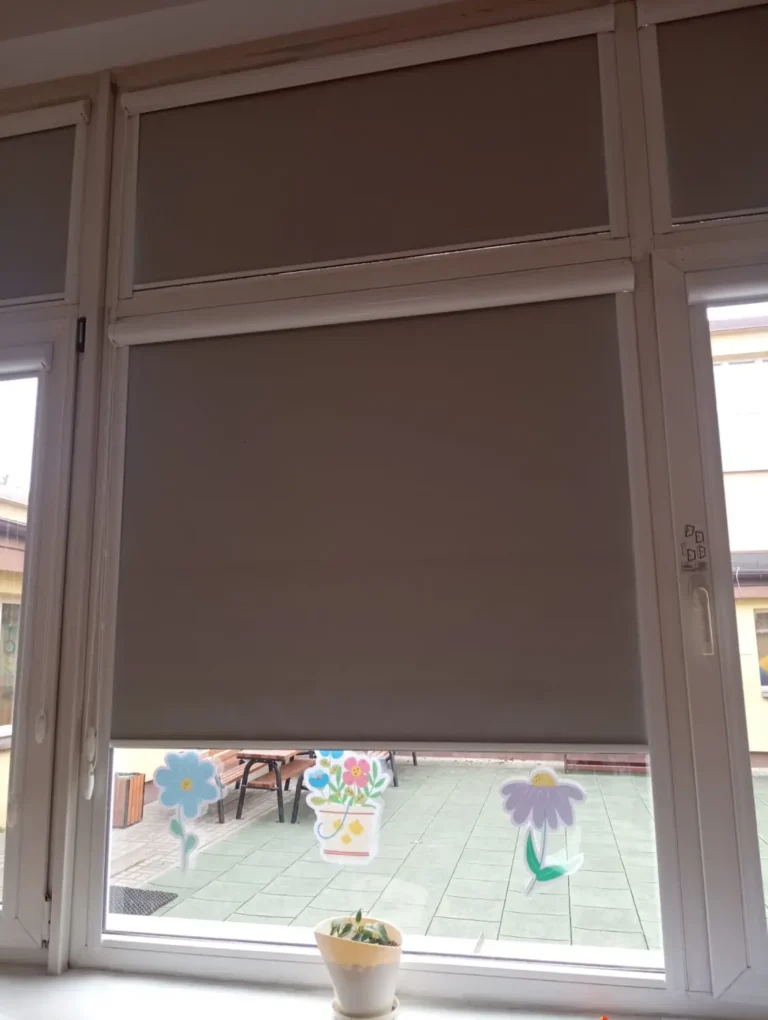 Rolety materiałowe w kasecie w oknie szkolnego korytarza- Agmart