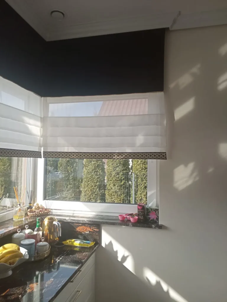 Roleta rzymska w oknie kuchennym