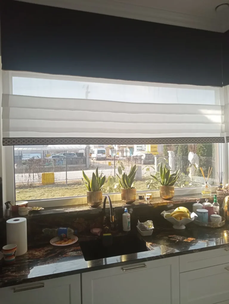 Roleta rzymska w oknie kuchennym