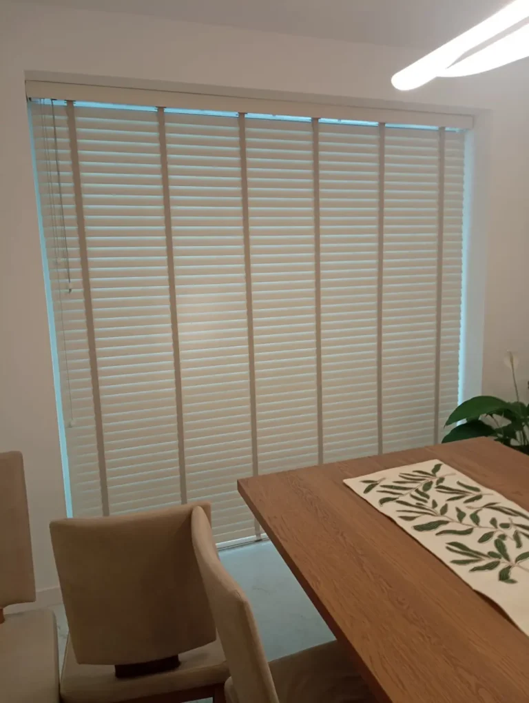 Białe żaluzje drewniane - Agmart producent żaluzji