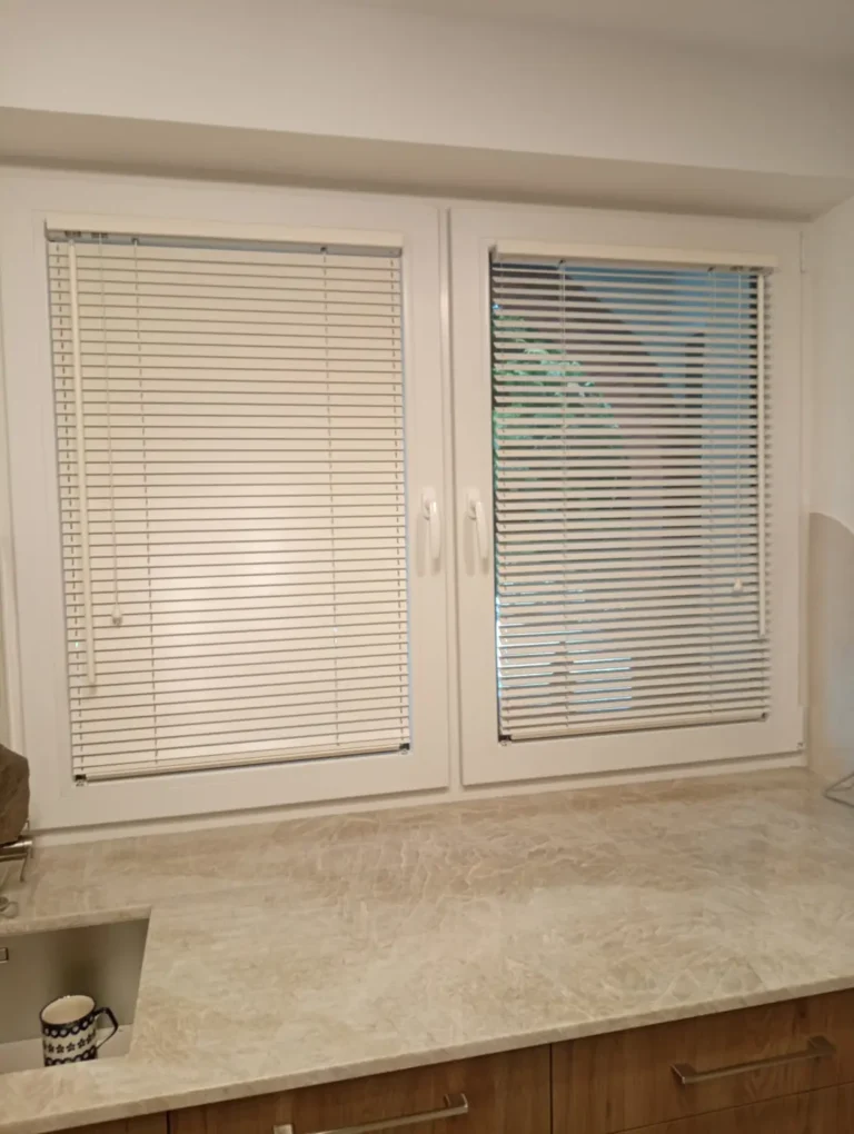 Białe żaluzje aluminiowe- Agmart producent żaluzji