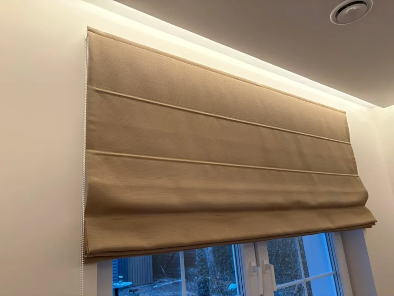 Podniesiona beżowa roleta rzymska- Agmart