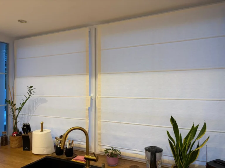 Okno zasłonięte roletą rzymską