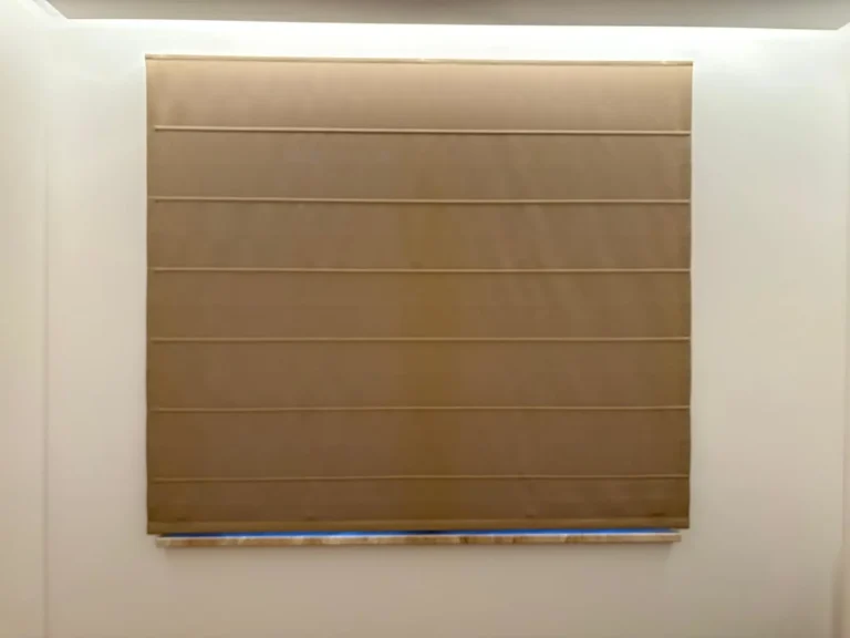 Beżowa roleta rzymska